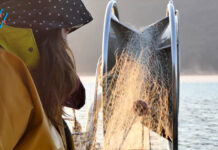 ŽENA NA BRODU; ne donosi nesreću, donosi ribu