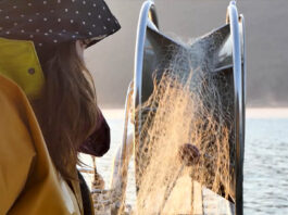 ŽENA NA BRODU; ne donosi nesreću, donosi ribu