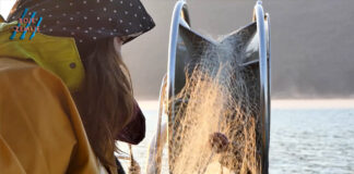 ŽENA NA BRODU; ne donosi nesreću, donosi ribu