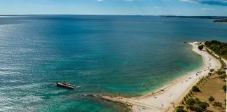 PEROJ: Postavljena tabela za snorkeling